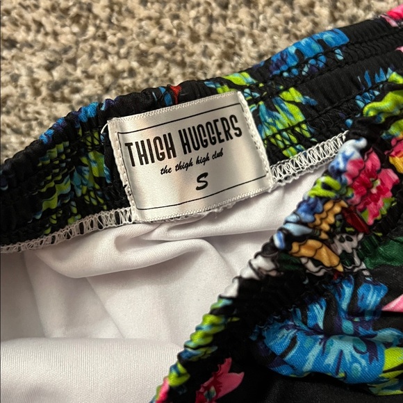 Thigh Huggers Green and Red Patterned Shorts - Picture 4 of 5